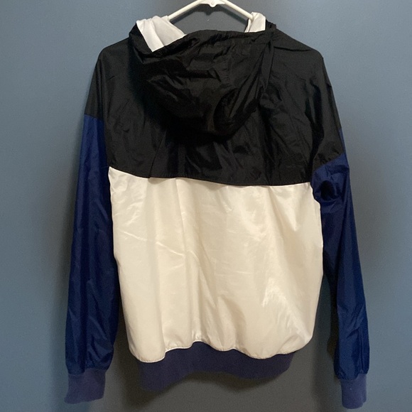 Nike WindBreaker - Picture 2 of 4